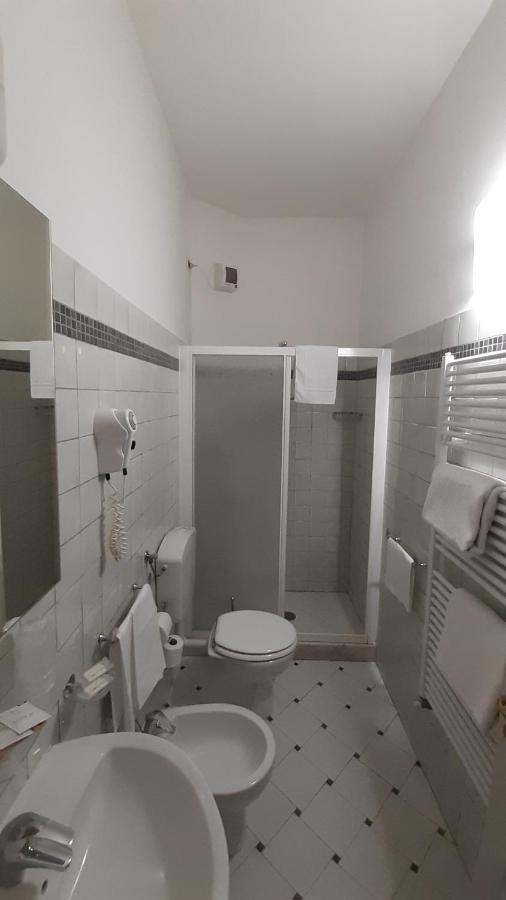 Albergo Moderno Λούκα Εξωτερικό φωτογραφία