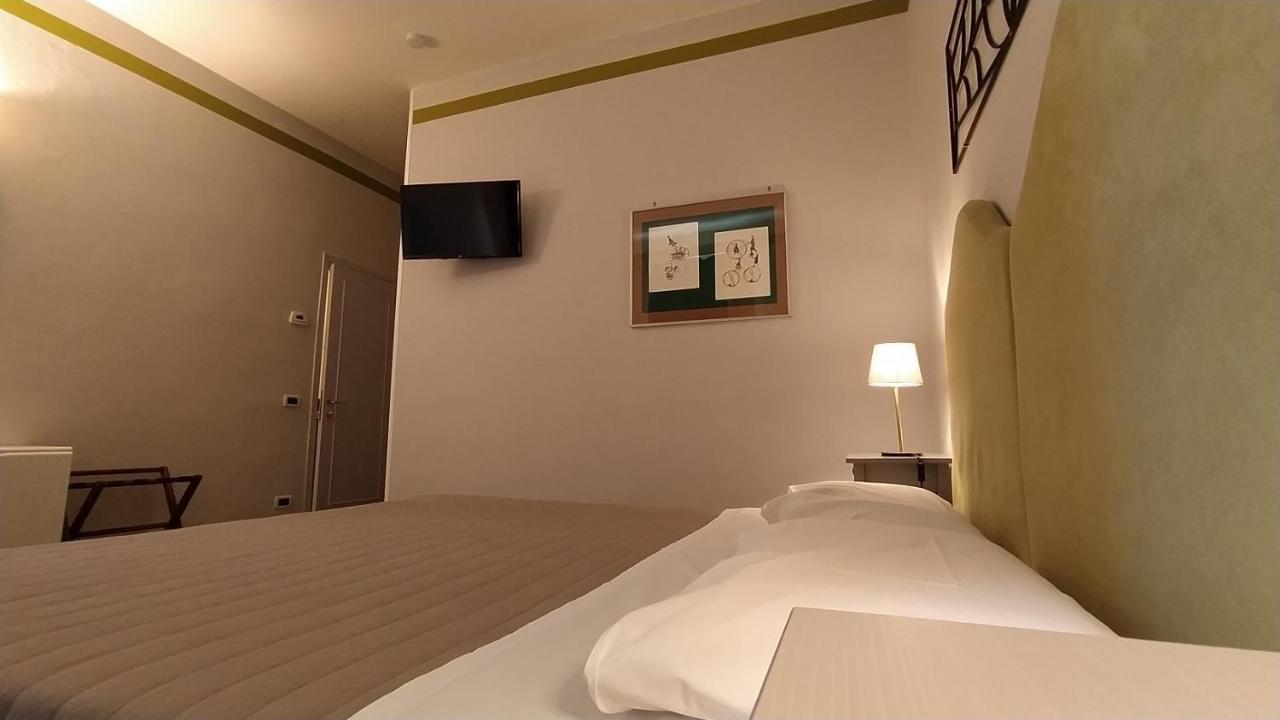 Albergo Moderno Λούκα Εξωτερικό φωτογραφία