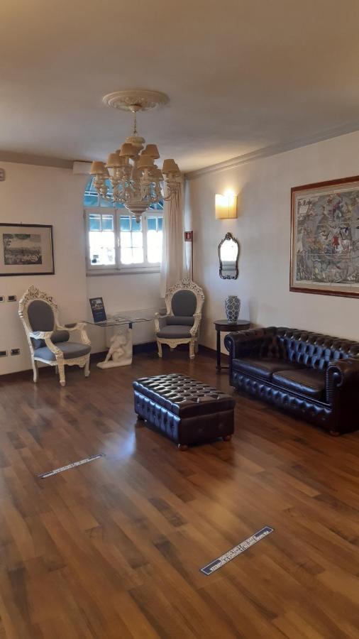 Albergo Moderno Λούκα Εξωτερικό φωτογραφία